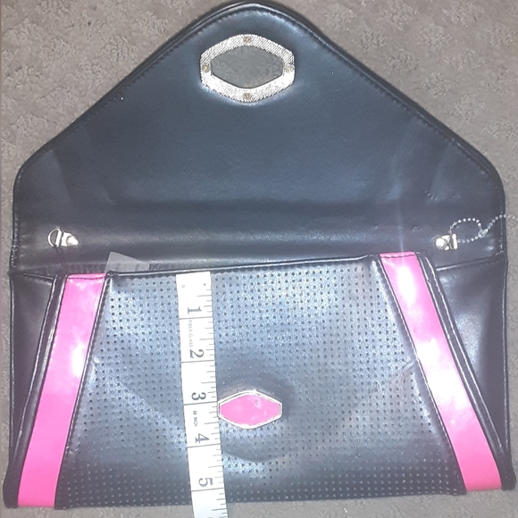 Small hot pink and black turn latch flap open clutch - Picture 4 of 8
